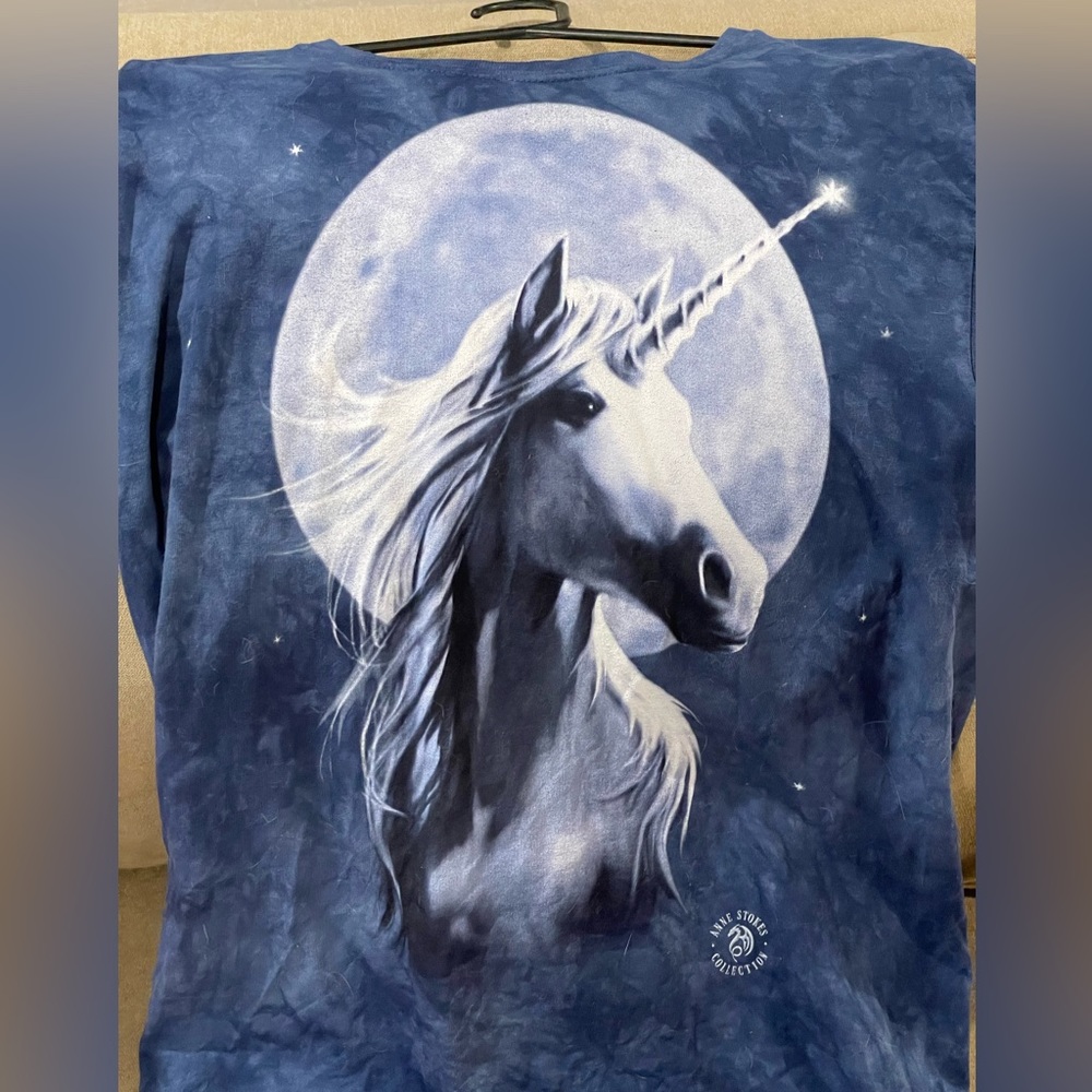 Anne Stokes The Mountain unicorn tee. Medium unisex T-shirt in great condition.